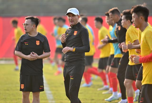 极速赛车-观察+挖潜！新国足与时间赛跑 战术组合不走亚运路